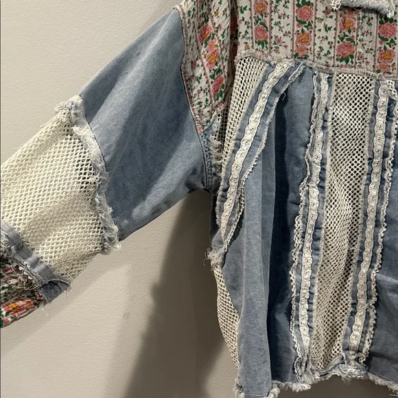 POL Denim and Cream Oversized Lightweight Floral Jean Jacket - Picture 10 of 11